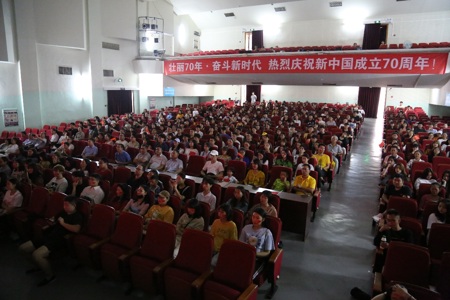 beat365官网师生积极收看庆祝中华人民共和国成立70周年大会及阅兵仪式
