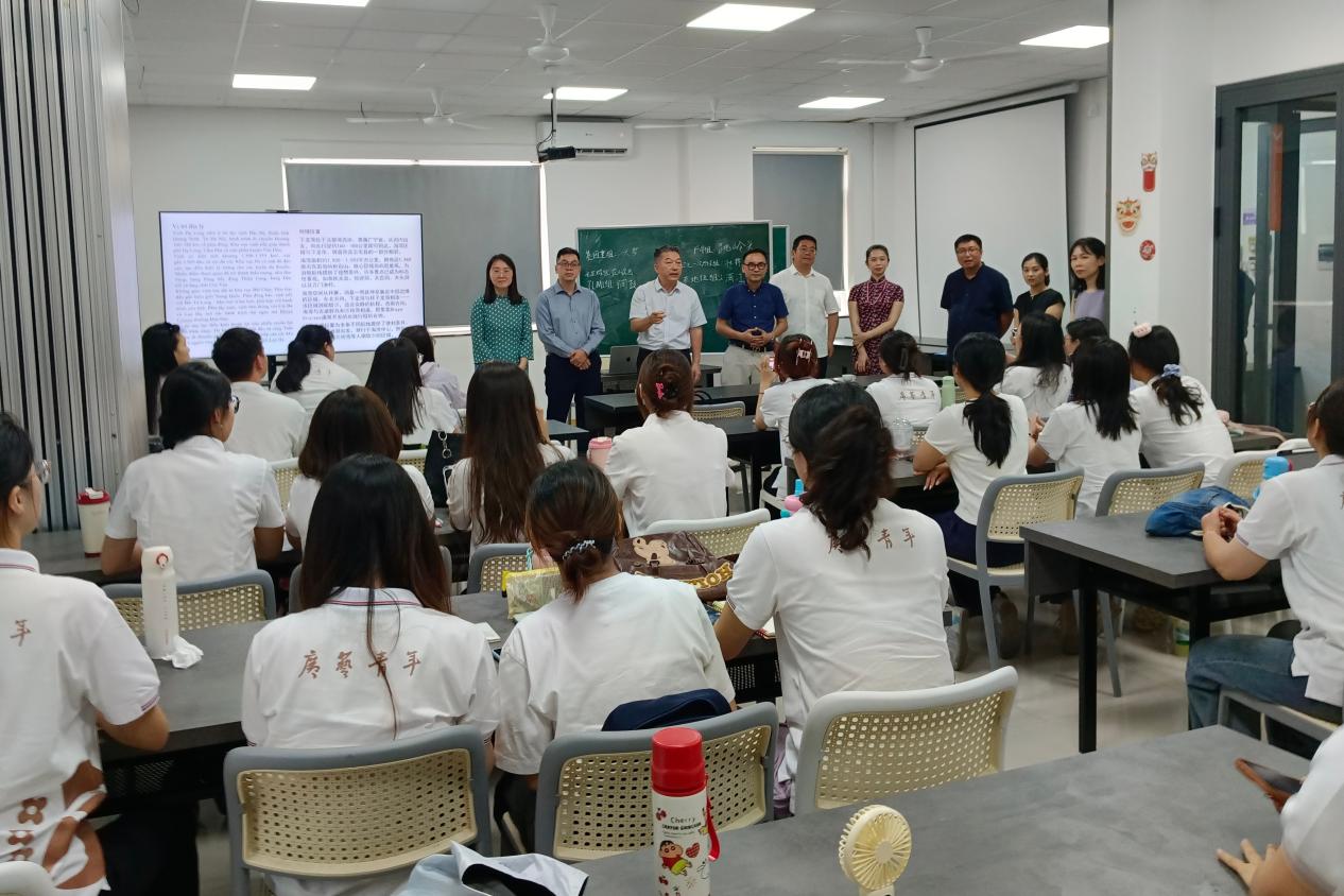 图12. 韦俊平看望beat365官网赴越南河内国家大学交叉学科与艺术学院交流的学生