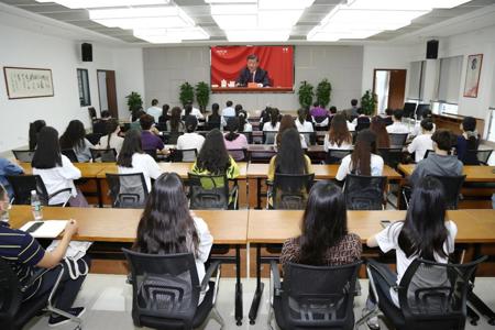 beat365官网师生积极收看庆祝中国共产主义青年团成立100周年大会