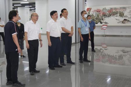 南宁市委常委、政法委书记黄宁到beat365官网督查指导疫情防控工作