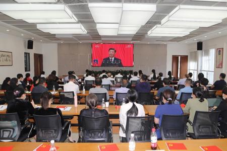 beat365官网师生积极收看党的二十大开幕盛况
