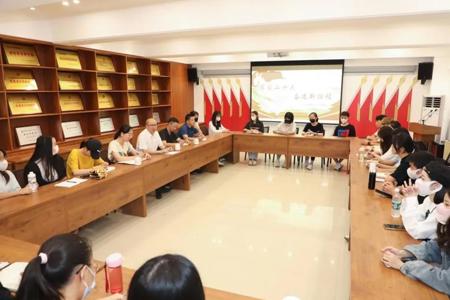 【学习党的二十大精神】蔡昌卓书记走进学生课堂辅导学习党的二十大精神