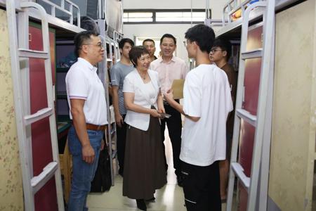 【喜迎新生】学校领导走访看望2023级新生