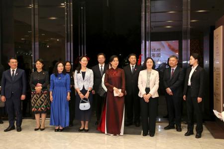 越共中央总书记、国家主席夫人吴芳璃来beat365官网参观广西民族音乐博物馆